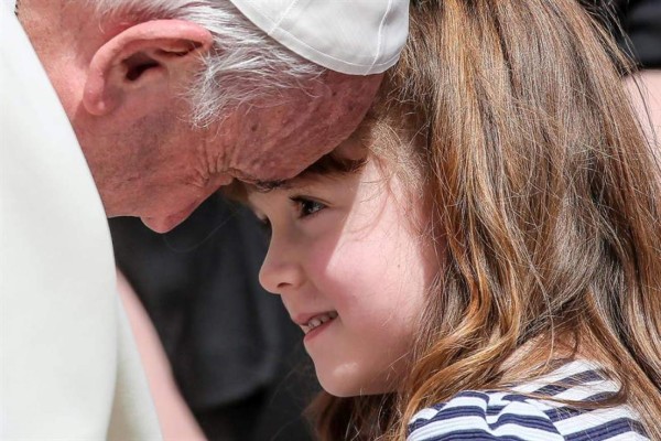 Papa Francisco cumple deseo de niña a punto de quedarse ciega