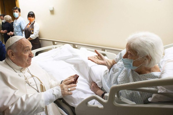 El Papa visita a pacientes hospitalizados en su piso mientras se recupera de cirugía