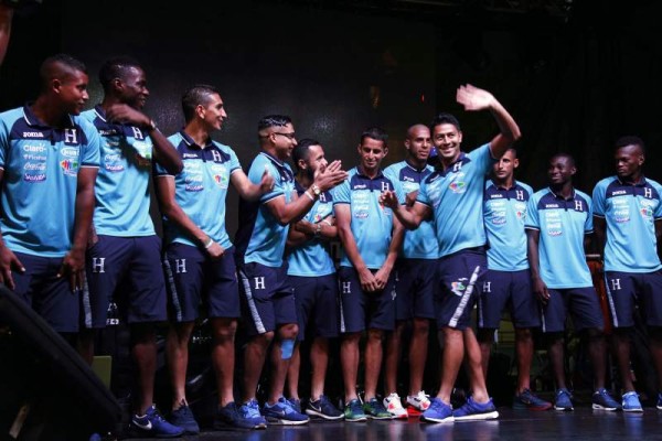 Los seleccionados de Honduras se presentaron uno a uno a los aficionados. Foto Neptalí Romero