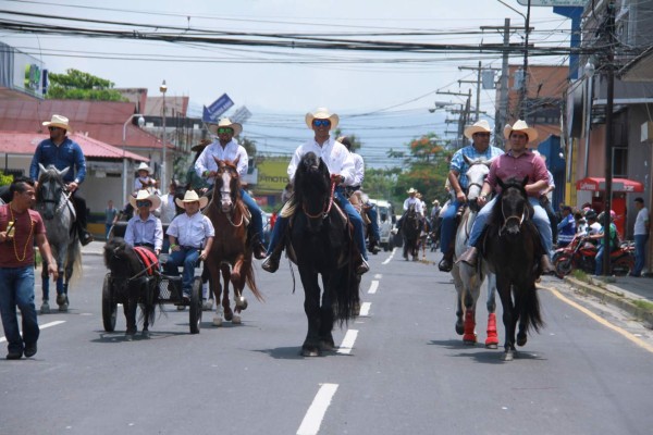 Desfile hípico de la Agas encanta a los sampedranos