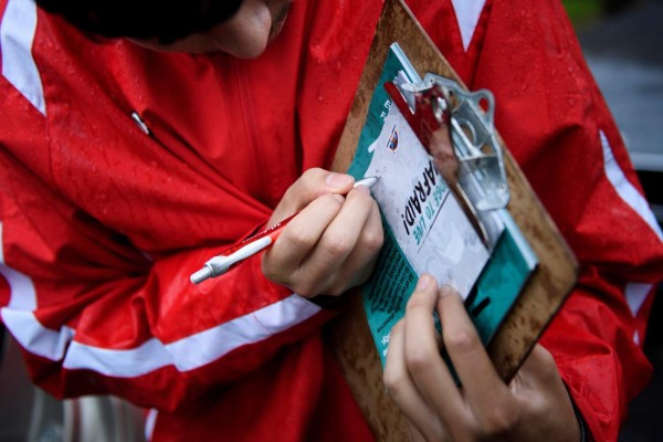 Sin acceso al voto, los 'dreamers' hacen campaña puerta a puerta en EEUU