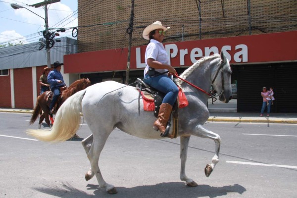 Desfile hípico de la Agas encanta a los sampedranos