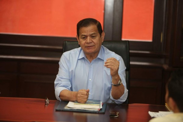 Reforma educativa y de salud plantea Romeo Vásquez