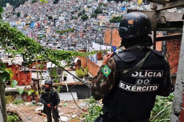 Turista española muere a balazos de policía en favela de Rio