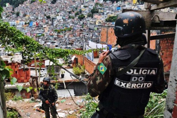 Turista española muere a balazos de policía en favela de Rio