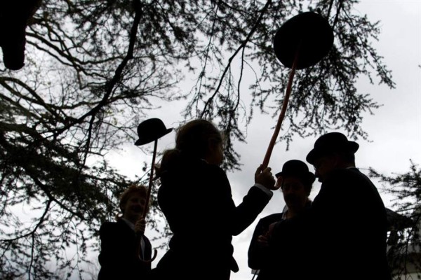 Más de 600 personas se visten de Charlot para celebrar cumpleaños de Chaplin