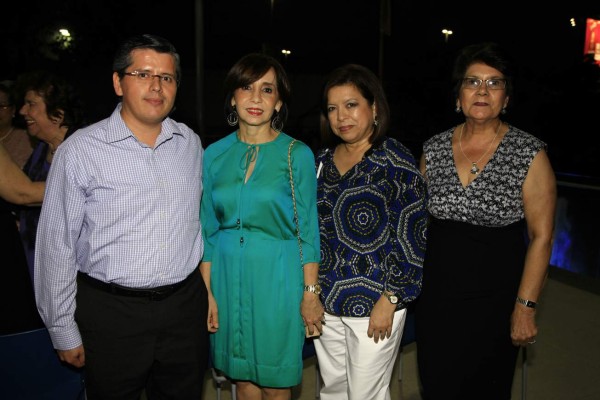 Galardón a una dama por su solidaridad