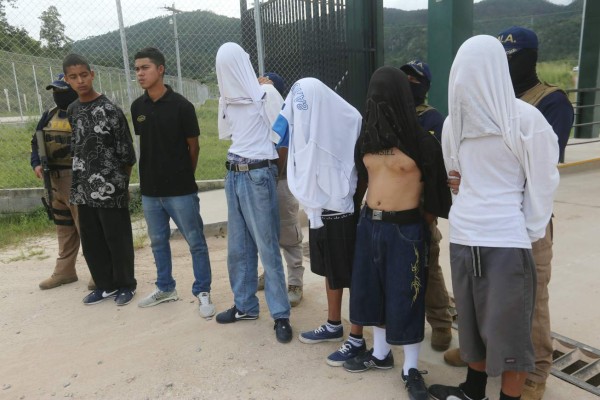 Caen en redada ocho extorsionadores, miembros de la 18, según la FNA