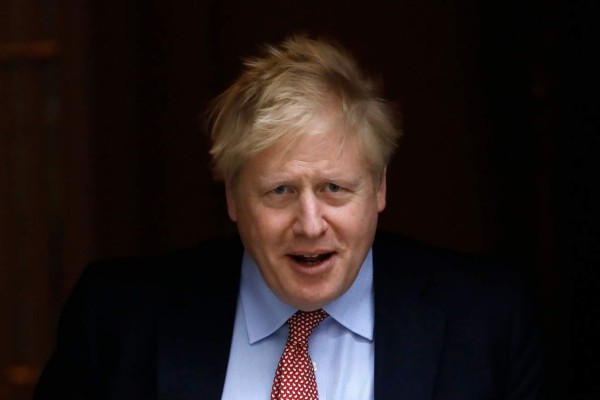 Boris Johnson mejora de coroanvirus y sale de cuidados intensivos