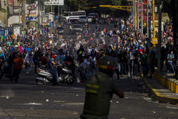 Ordenan arresto del líder de la oposición, Maduro denuncia intento de golpe