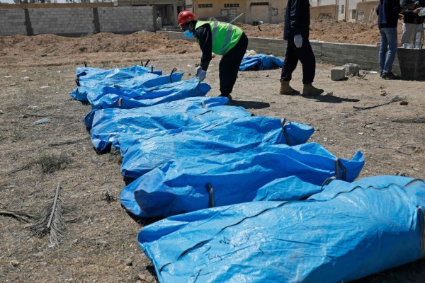 El infierno de las familias que buscan entre el olor putrefacto a sus parientes en Siria