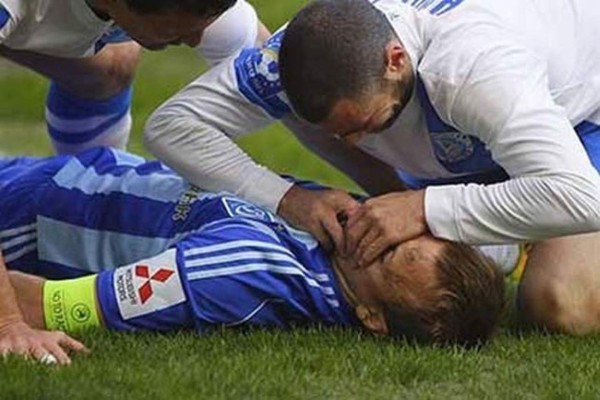 Video: A jugador del Dynamo de Kiev le salvan la vida en pleno partido