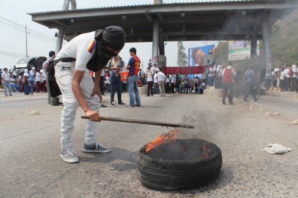 Largas filas en el peaje por toma de estudiantes