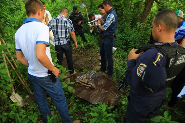 Exhuman cadáver que llevaba cinco años sepultado