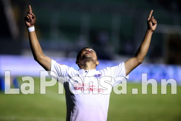 Roger Rojas vapuleó y humilló al Vida de Carlos Pavón