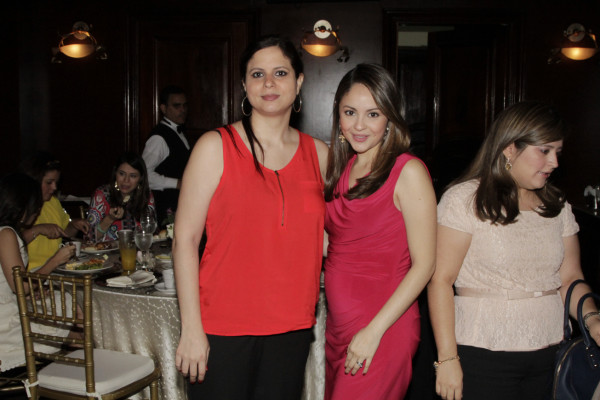 Frances Vargas es agasajada por su pronta boda