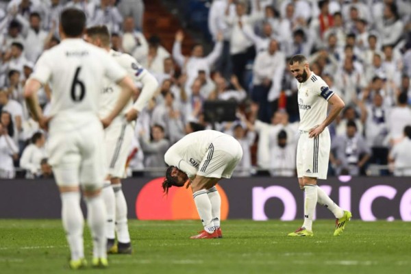 Real Madrid's French forward Karim Benzema (R) looks at Real Madrid's Welsh forward Gareth Bale as he reacts in pain during the UEFA Champions League round of 16 second leg football match between Real Madrid CF and Ajax at the Santiago Bernabeu stadium in Madrid on March 5, 2019. (Photo by GABRIEL BOUYS / AFP)