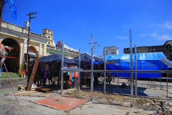 Vendedores reconstruyen puestos del mercado Central de SPS