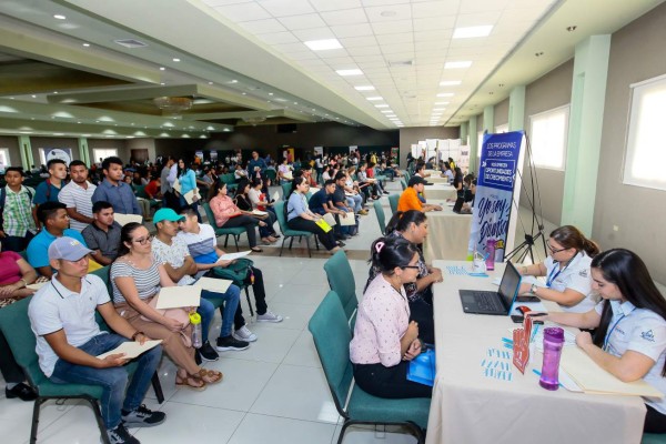 Más de 400 plazas ofrecen en feria de empleo de UTH