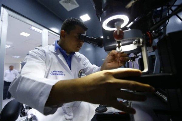Presidente Hernández inaugura laboratorio de criminalística en Tegucigalpa