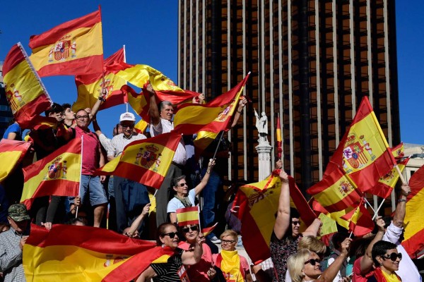 Protestors gather holding Spanish flags during a demonstration against independence of Catalonia called by DENAES foundation for the Spanish Nation Defence on October 07, 2017 in Madrid.Spain braced for more protests despite tentative signs that the sides may be seeking to defuse the crisis after Madrid offered a first apology to Catalans injured by police during their outlawed independence vote. / AFP PHOTO / JAVIER SORIANO