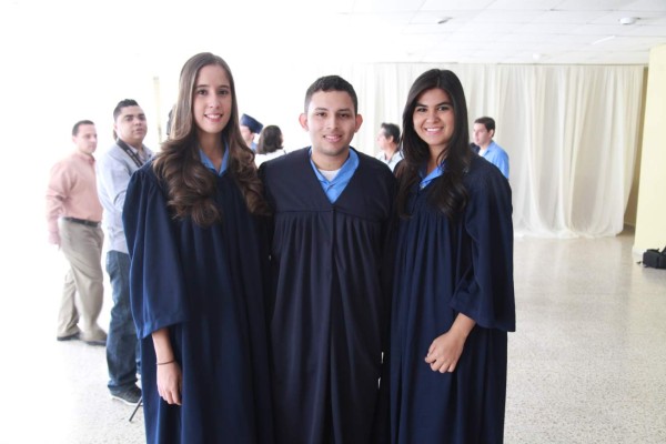 Alumnos de la Escuela Internacional Sampedrana se gradúan