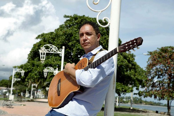 Guillermo Anderson guarda su guitarra por una afección maligna