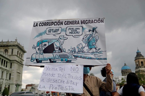 Guatemaltecos se manifiestan en contra de la corrupción y persecución política  