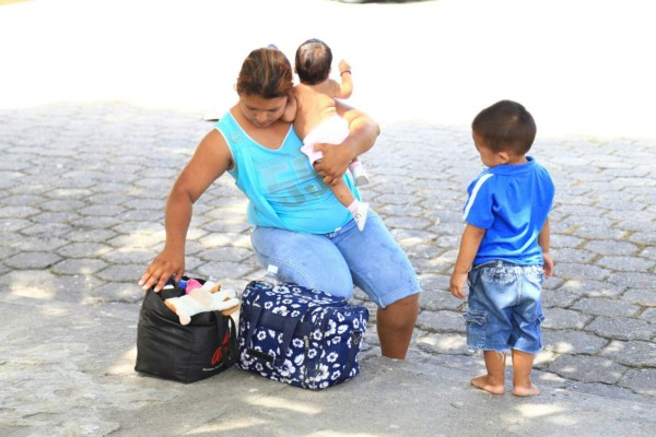 Una madre adolescente con sus hijos.