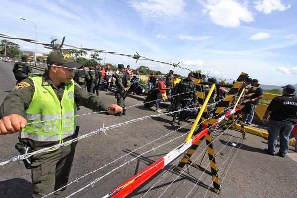 Maduro se niega a reabrir la frontera con Colombia e ignora a Santos