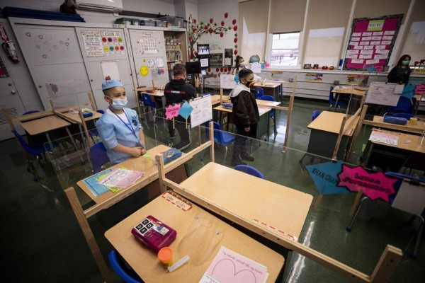 Estudiantes y profesores vacunados en EEUU no necesitan mascarillas, recomienda CDC