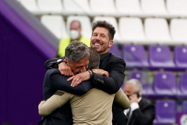 Atletico Madrid's Argentine coach Diego Simeone celebrates after winning the Spanish league football match against Real Valladolid FC and the Liga Championship title at the Jose Zorilla stadium in Valladolid on May 22, 2021. (Photo by CESAR MANSO / AFP)