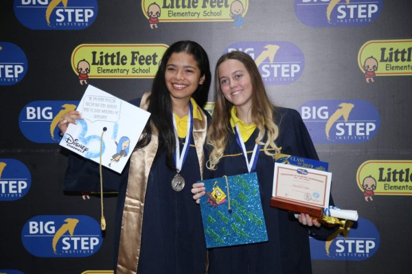 Los 26 nuevos bachilleres del Big Step Institute de San Pedro Sula