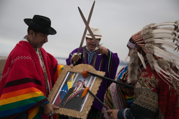 LIM02. LIMA (PERÚ), 12/06/2017. Chamanes cargan una foto del presidente de Venezuela Nicolás Maduro mientras realizan una ceremonia por la paz mundial en la que piden su renuncia hoy, lunes 12 de junio de 2017, en Lima, (Perú). Los chamanes también incluyeron en su ritual al presidente de los Estados Unidos, Donald Trump, y del líder norcoreano, Kim Jong. EFE/Sebastian Castañeda