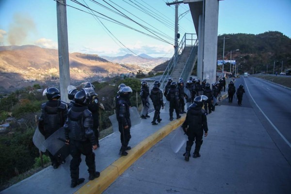 Policías regalan pan y refresco a minifestantes que iban a desalojar