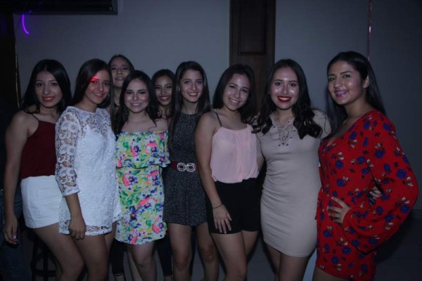Nicol Brizuela, Sofía Bueso, Lucía Turcios, Ana Enamorado, Natalie Cruz, Giselle Larach, Carola Rodríguez, Emily Leiva e Itchell Ramos