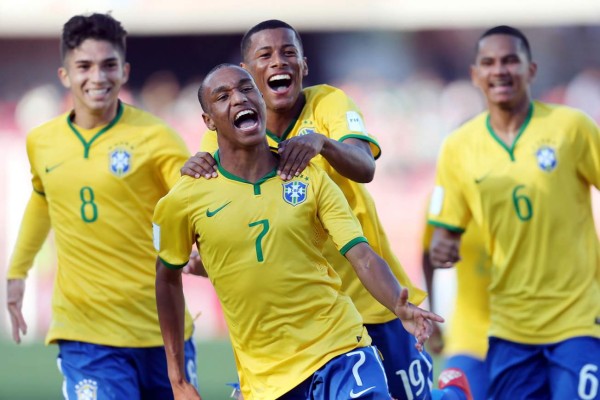 Brasil gana con lo justo a Inglaterra y se mete en la pelea