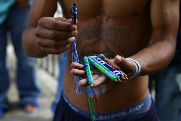 En jaulas reciben sol reos peligrosos en Honduras