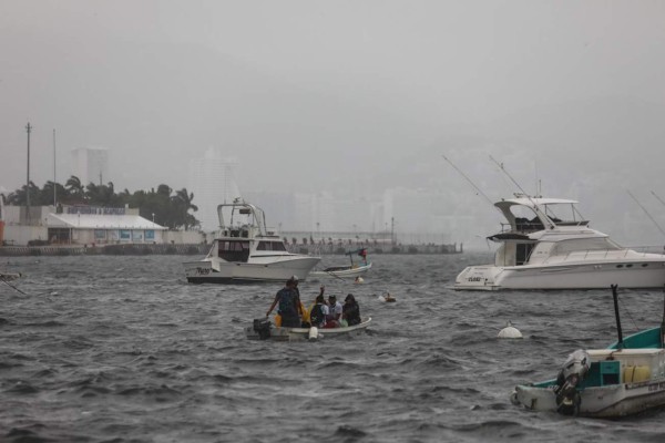 Tormenta Enrique se desplaza debilitada hacia Baja California Sur, en México