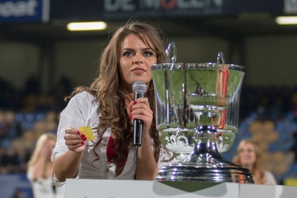 Equipo holandés cambia a niños por modelos en ropa interior