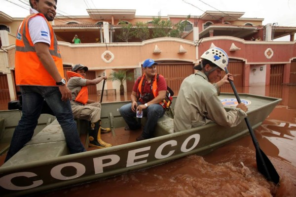 Desastre y tensión por lluvias en lujosa residencial de Tegucigalpa