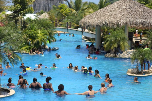50,000 turistas colman las bellas playas de Tela