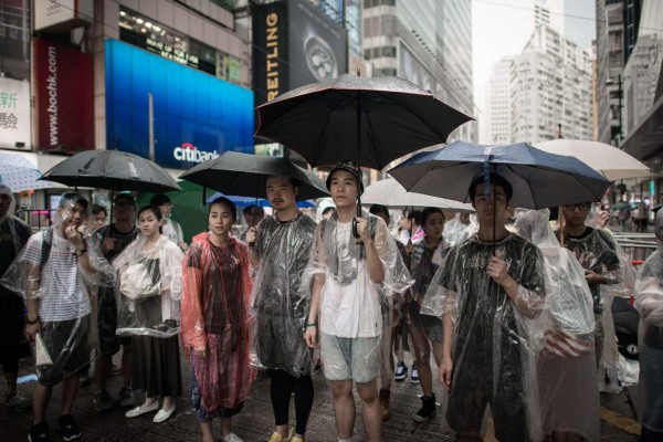 Múltiples enfrentamientos físicos y verbales en Hong Kong