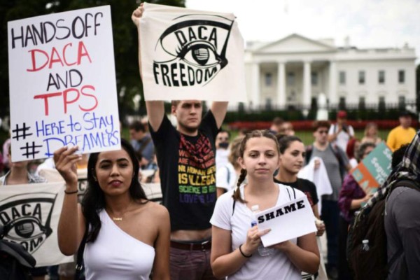Senadores de EEUU proponen proteger a los 'dreamers' de la deportación