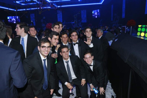 Rumba y felicidad en la graduación de la EIS