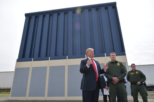 Trump sugiere que el muro se pagaría con fondos destinados a inmigrantes