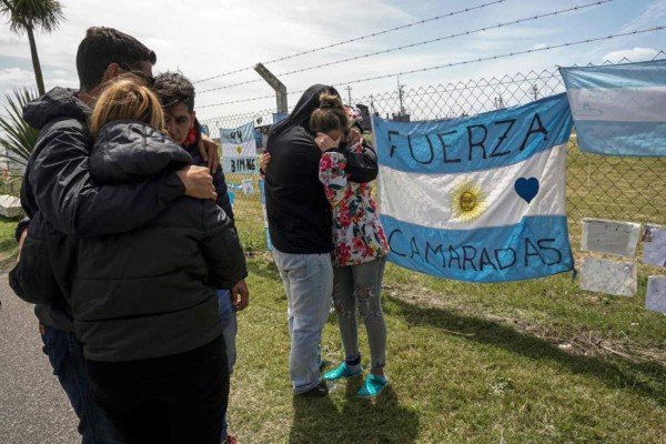 Familias de submarinistas critican al Gobierno argentino por decir que murieron