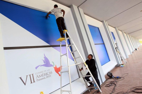 PA1008. CIUDAD DE PANAMÁ (PANAMÁ), 06/04/2015.- Hombres trabajan en los preparativos para la VII Cumbre de las Américas hoy, lunes 6 de abril de 2015, en el centro de convenciones Atlapa en la Ciudad de Panamá (Panamá). Delegaciones oficiales comenzaron a llegar hoy a Panamá para participar en la VII Cumbre de las Américas, mientras que el Gobierno del país ultima los detalles de la organización y sindicalistas denuncian una 'campaña sucia' de la 'ultraderecha' contra Cuba y Venezuela. EFE/Alejandro Bolívar