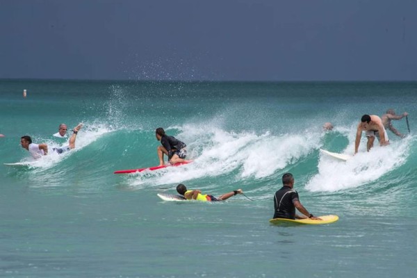 Las olas de Dorian hacen felices a los surfistas en Miami Beach