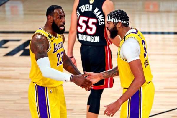 Los Lakers arrasan a los Heat en el primer juego de las Finales de la NBA